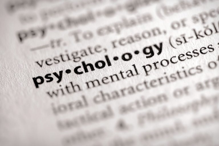 Une page de dictionnaire ouverte au mot pgsychologie