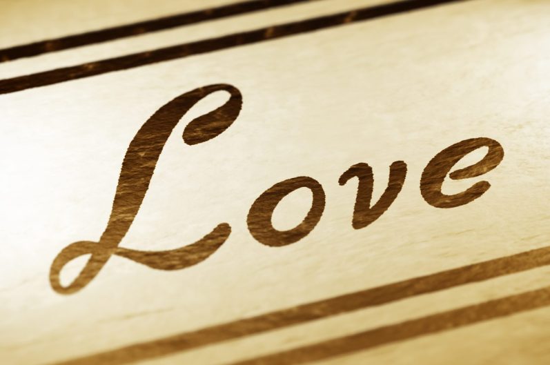 Les mot love écrit dans une calligraphie courbe et élégante