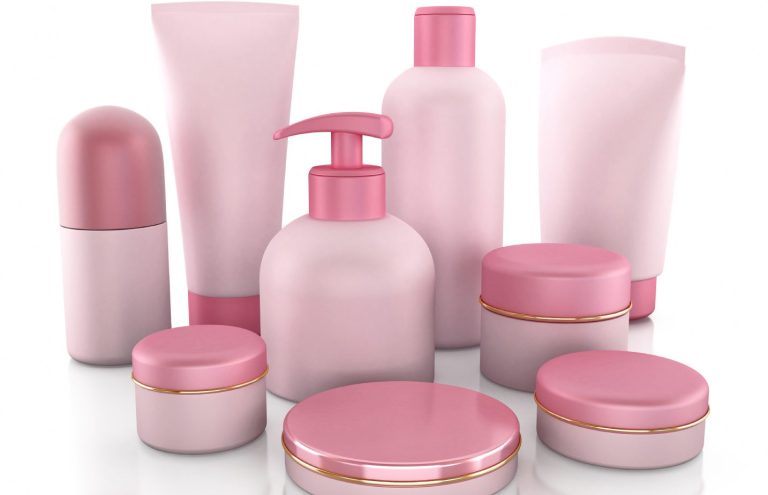 Des flacons et bouteilles de cosmétiques roses 